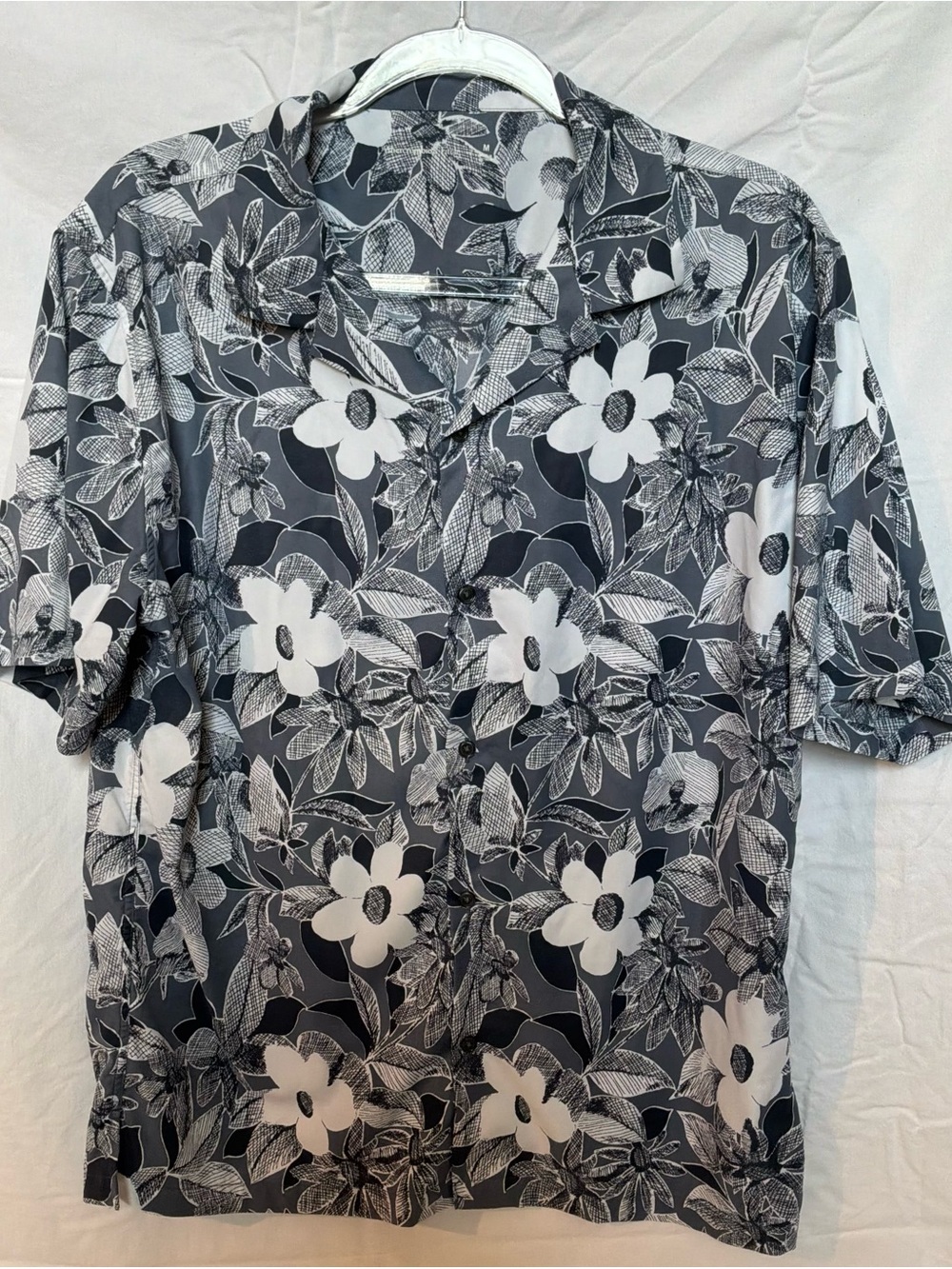 Abercrombie & Fitch Men's Navy & White Floral Short-Sleeve Shirt
